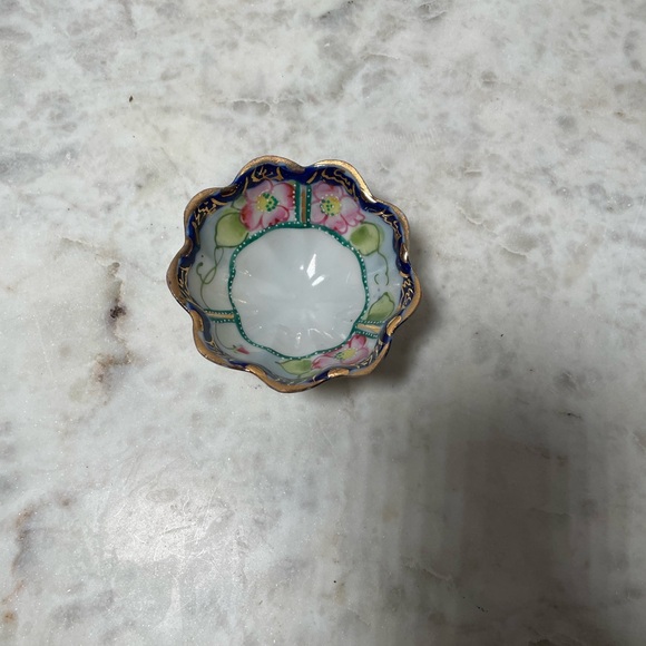 Vintage Moriage Tri-Footed Scalloped Bowl - Made in Japan - Picture 4 of 5